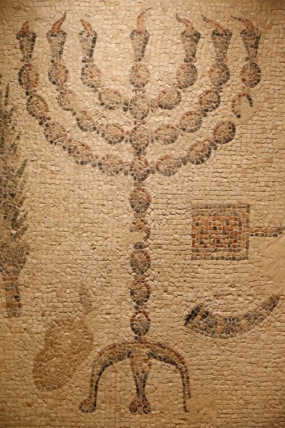 Porción de un piso de mosaico de sinagoga (réplica) - original: Sinagoga de Beth Alpha, Israel - siglo VI EC - Menorá - El Museo Judío de Nueva York, Nueva York, Estados Unidos de Unbekannt