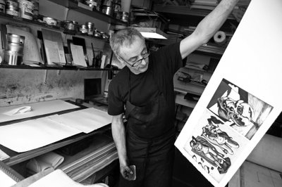 Retrato de Olaf Idalie, grabador, en su taller de grabado en París en 2008 de Unbekannt