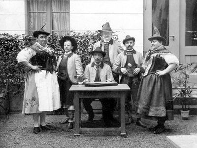 Retrato de un grupo de hombres con trajes tradicionales bávaros, algunos están disfrazados de mujeres (travestis) 1910 alrededor de Alemania Fotografía histórica, hombres, algunos disfrazados de mujeres, alrededor de 1910, Baviera, Alemania. de Unbekannter Künstler