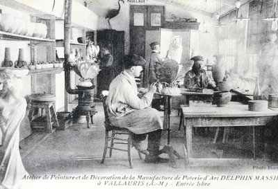 Postal que representa a artesanos trabajando en la fabricación de cerámica de arte Delphin Massier en Vallauris de Benjamin Baud