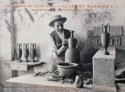 Postal con Clement Massier (1844-1917), maestro alfarero de Poterie de Golf-Juan trabajando en su estudio, Francia, siglo XX de William M. Timlin