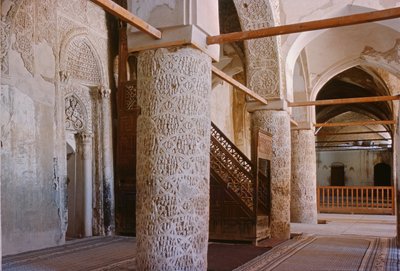 Sala de oración con columnas y el mihrab (nicho de oración), probablemente construida en el siglo X de Unbekannt