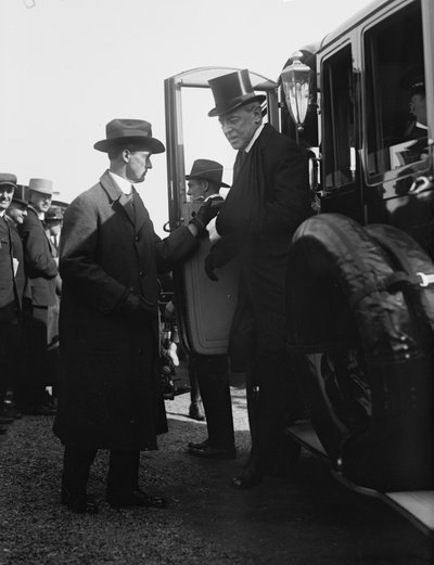 El presidente Woodrow Wilson bajando de un automóvil. Washington, DC, circa 1918. de Benjamin Baud