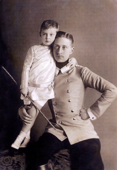 El príncipe Guillermo de Hohenzollern (1882-1951), alias príncipe heredero, hijo del káiser Guillermo II, con su hijo mayor, también llamado Guillermo, Fotografía de Selle und Kuntze de Unbekannter Künstler