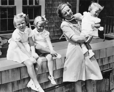 La Princesa Juliana de los Países Bajos (derecha) y sus tres hijas rubias, Beatrix, 6, Irene, 4, y Margriet Francesca de 18 meses, están de vacaciones en Cape Cod y esperan que el colapso inminente de la máquina de guerra alemana les permita regresar a su de Benjamin Baud