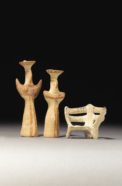 Ídolo femenino tipo Psi, ídolo femenino tipo Tau y modelo de un trono, 1400-1200 a.C. de Unbekannt