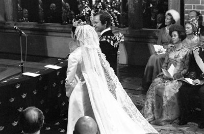 La reina Silvia y el rey Carlos XVI Gustavo durante la ceremonia nupcial en el Storkyrkan de Estocolmo de Unbekannter Künstler