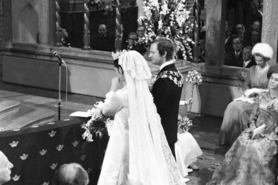 La reina Silvia y el rey Carlos XVI Gustavo durante la ceremonia nupcial en el Storkyrkan de Estocolmo. de Unbekannter Künstler