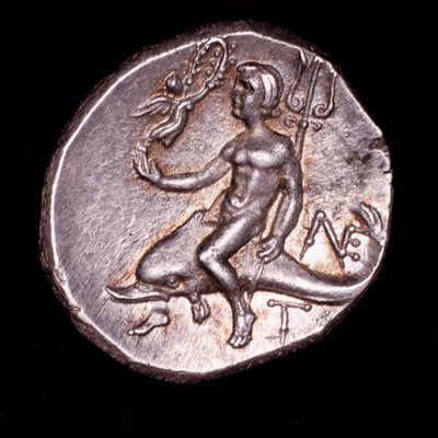 Rara moneda griega antigua, Calabria, Tarento, Taras montado en un delfín sosteniendo un tridente, Nike arriba con una corona (foto) de Unbekannter Künstler