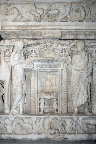 Relieve en sarcófago romano tipo Sidamara / Museo de Estambul / Turquía de William M. Timlin