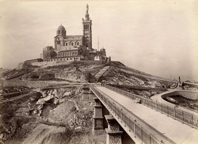 Arquitectura religiosa: vista exterior de la Basílica de Notre Dame de la Garde (Notre-Dame-de-la-Garde), también llamada la 