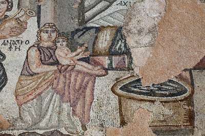 Representación del recién nacido Aquiles con su nodriza Anatrophe y Ambrosia, símbolo de la comida de los dioses y la inmortalidad, trayendo agua en una jarra dorada - Detalle del panel que representa el primer baño de Aquiles - Mosaicos de Pafos, Villa de de Unbekannt