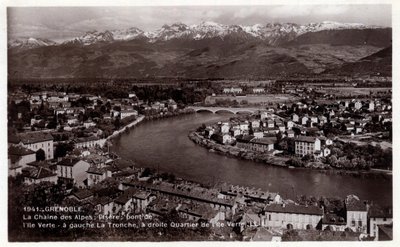 Ródano-Alpes, Isère, Grenoble: la cadena de los Alpes, el Isère, el puente de la Ile Verte, a la izquierda La Tronche, a la derecha el distrito de Ile Verte de William M. Timlin