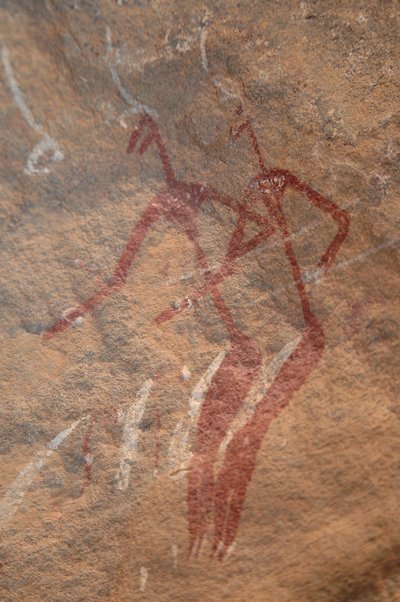 Arte rupestre, Prehistoria: Pintura rupestre de dos personajes longilíneos en un refugio ornamentado en las montañas de Uweinat, Sudán. Periodo de 8000 a 3000 años a.C. Fotografía de Unbekannt
