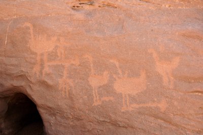 Arte rupestre, Prehistoria: Grabado de un grupo de avestruces, algunas de las cuales están obstruidas (atrapadas con una piedra de obstáculo) y dos personajes en el macizo de Uweinat, Sudán. Período de 8000 a 3000 años a.C. Fotografía de Unbekannt