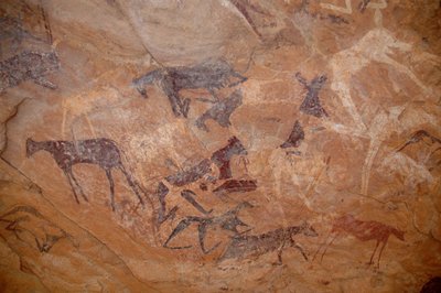 Arte rupestre, Prehistoria: Pintura rupestre de ganado, una rodilla en un refugio adornado en el macizo de Uweinat, Sudán (Karkur-Talh o Karkur Talh). Periodo de 8000 a 3000 años a.C. de Unbekannt