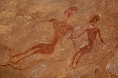 Arte rupestre, Prehistoria: (detalle) de una pintura rupestre de dos personajes en un refugio ornamentado, en el macizo de Uweinat, Egipto. (Período de 8000 a 3000 años a.C.). Fotografía de Unbekannt