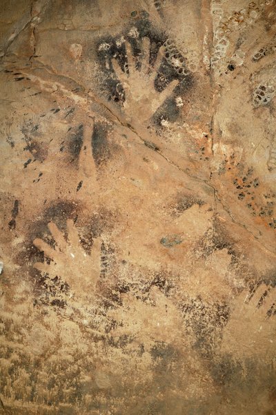 Arte rupestre, Prehistoria: Manos negativas en una cueva de Ouadi el Obeyd en el Desierto Blanco, Egipto. Periodo de 8000 a 3000 años a.C. de Unbekannt
