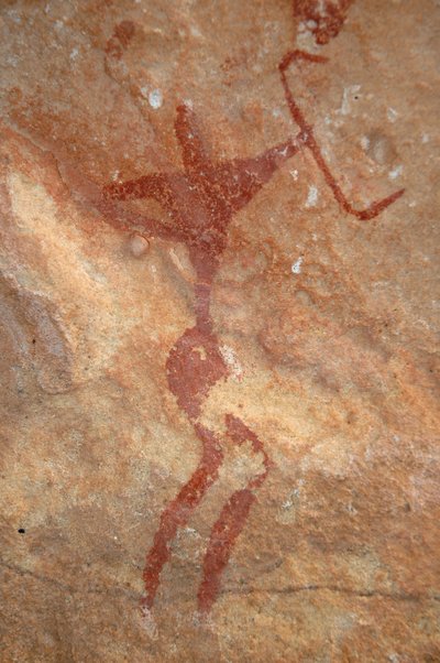 Arte rupestre, Prehistoria: Pintura de un personaje (arquero) en un refugio ornamentado, en el macizo de Uweinat, Sudán (Karkur-Talh o Karkur Talh). Período de 8000 a 3000 años a.C. Fotografía de Unbekannt