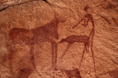 Arte rupestre, Prehistoria: Pintura rupestre de una vaca, ternero y personaje (arquero) en un refugio ornamentado, en el macizo de Uweinat, Egipto. (Periodo de 8000 a 3000 años a.C.). Fotografía de Unbekannt