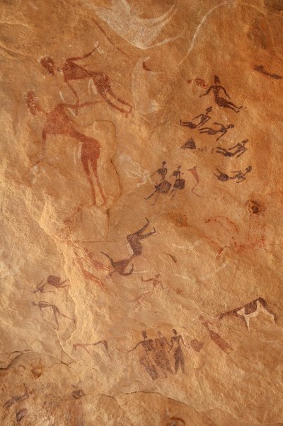 Arte rupestre, Prehistoria: Pintura rupestre de un gran conjunto de personajes y ganado en un refugio ornamentado, en el macizo de Uweinat, Egipto. (Periodo de 8000 a 3000 años a.C.). Fotografía de Unbekannt