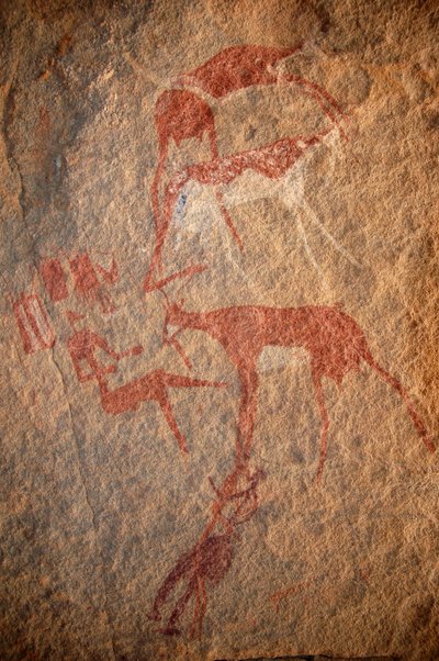 Arte rupestre, Prehistoria: Pintura rupestre de personajes, ganado y "guerbas" (odres) en un refugio ornamentado, en el macizo de Uweinat, Sudán. Período de 8000 a 3000 años a.C. Fotografía de Unbekannt
