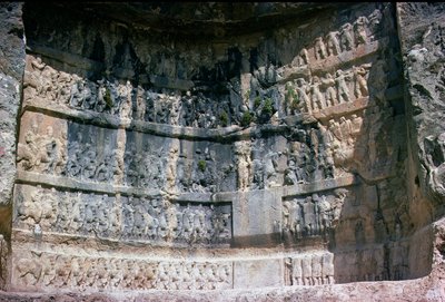 Relieve en roca que representa al rey sasánida Shapur I (241-72) la caballería persa y tributarios, siglo III de Unbekannt