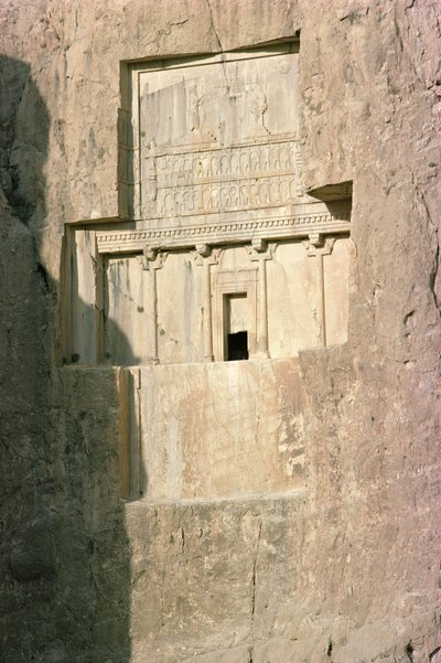 Tumba rupestre del Rey Artajerjes II (c.404-358 a.C.) período aqueménida, siglo IV a.C. de Unbekannt