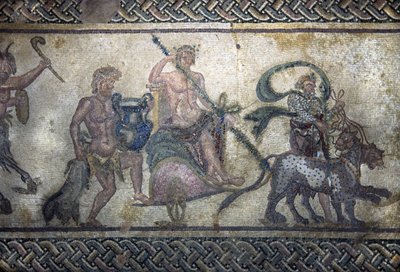 Arte romano: el triunfo de Dionisio (Baco). El dios subido en un tanque en el centro. Lleva una corona de laurel y sostiene un tirso (lanza rodeada de hiedra con una piña en el extremo). Dos panteras avanzan frente a él. Detrás del tanque, un de Unbekannt