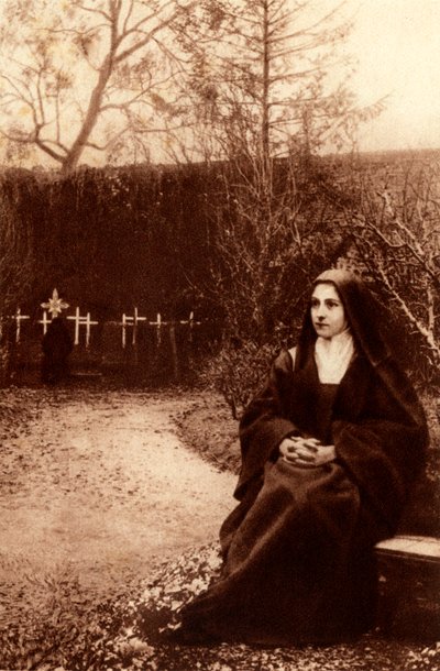 Santa Teresa del Niño Jesús meditando en los jardines del monasterio de Lisieux. 1948 (impresión fotográfica) de Unbekannter Künstler