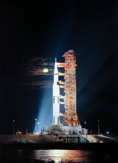 Reflectores iluminan esta escena nocturna en la Plataforma A, Complejo de Lanzamiento 39, Centro Espacial Kennedy, Florida, mostrando el vehículo espacial Apollo 17 (Nave 114/Módulo Lunar 12/Saturno 512) durante los preparativos previos al lanzamiento de Unbekannt