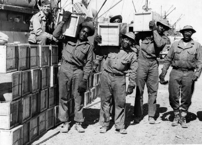Segunda Guerra Mundial (1939-1945): Oriente Medio abril 1943: En un puerto, miembros de un Batallón de Puerto del ejército estadounidense afroamericanos descargan equipo militar. de Unbekannt