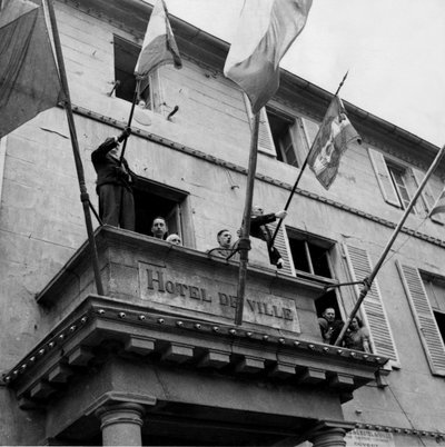 Segunda Guerra Mundial (1939-1945): Cherburgo (Manche) Francia 20 de agosto de 1944: Durante su visita, el General De Gaulle (Presidente del Comité de Liberación Nacional) se dirige al balcón del Hotel de Ville a los cherburguenses. de Unbekannt