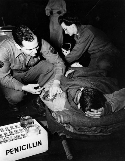 Segunda Guerra Mundial (1939-1945): Luxemburgo febrero de 1945: En un hospital de evacuación del ejército de EE.UU., un médico (enfermero) administra penicilina a un soldado herido para evitar infecciones mientras una enfermera lo prepara para una operació de Unbekannt