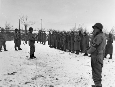 Segunda Guerra Mundial (1939-1945): Cerca de Bastogne (Bélgica) 28 de diciembre de 1944: Soldados alemanes capturados por la 6ª DB de EE.UU. de Unbekannt