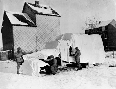 Segunda Guerra Mundial (1939-1945): Cerca de Bastogne (Bélgica) a finales de diciembre de 1944: Estos soldados estadounidenses usan sábanas blancas para ocultar un camión a los ojos del enemigo de Unbekannt