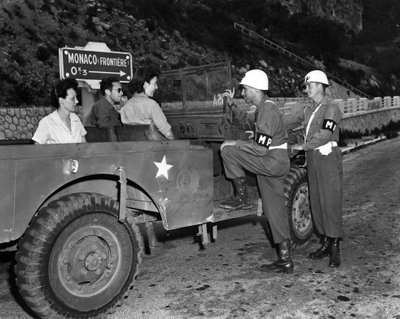 Segunda Guerra Mundial (1939-1945): Cerca de Mónaco Riviera Francesa 30 de junio de 1945: Dos Wacs de permiso y huéspedes del Área Recreativa de la Riviera de EE.UU. (USRRA) conversan con dos oficiales de la policía militar del ejército de EE.UU. estaciona de Unbekannt