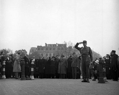 Segunda Guerra Mundial (1939-1945): París (Francia) 11 de noviembre de 1944: Durante la celebración del Armisticio de 1918, el Primer Ministro británico Winston Churchill y el General De Gaulle que acaban de colocar una corona de flores en la Tumba de Unbekannt