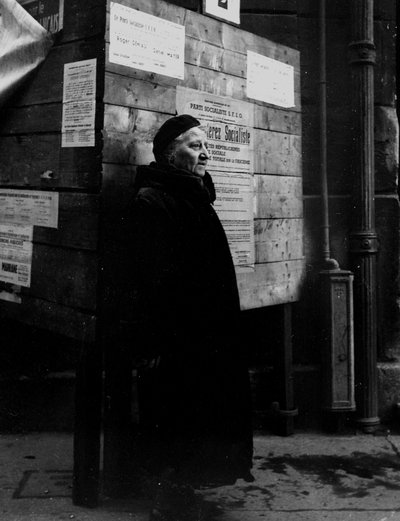 Segunda Guerra Mundial (1939-1945) - Segunda Guerra Mundial (SGM): París (Francia) 29 de abril de 1945: Una mujer parisina frente a los paneles electorales durante las elecciones municipales. Por decisión del CFLN del 21 de abril de 1944, las mujeres franc de Unbekannt