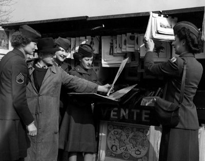 Segunda Guerra Mundial (1939-1945) - Cuatro Wacs (Cuerpo de Ejército de Mujeres) del Ejército de EE.UU. discuten con un jugador de libros en las orillas del Sena, París (Francia) marzo de 1945 de Unbekannt