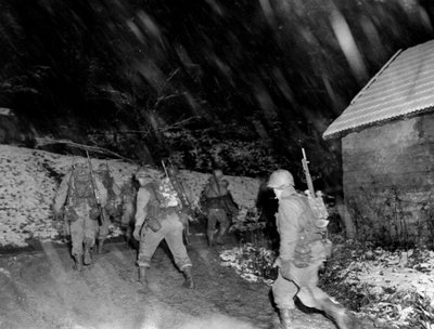 Segunda Guerra Mundial (1939-1945): Región de Langefosse (Vosgos) noviembre 1944: Infantes de la 142ª RI de la 36ª DI del 7º Ejército de EE.UU. regresan de las líneas bajo una tormenta de nieve de Unbekannt
