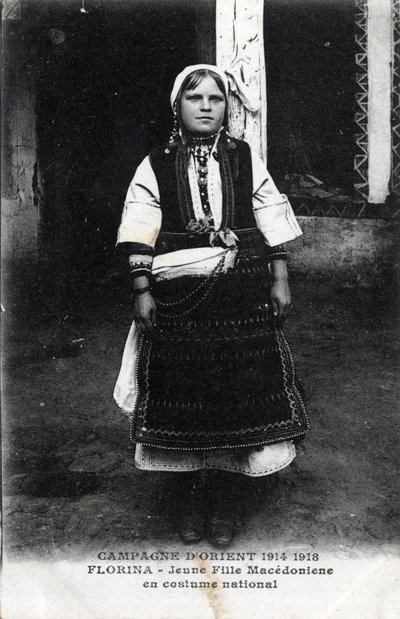 Serbia, Florina: Retrato de una niña macedonia en traje nacional de William M. Timlin