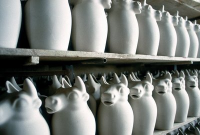 Estanterías dentro de una fábrica de cerámica con algunas jarras de leche, Montelupo Fiorentino, Italia (foto) de Unbekannter Künstler