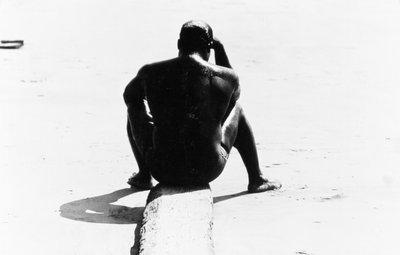 Hombre sentado sin camiseta en Coney Island, Sin título 32, c.1953-64 (foto en b/n) de Unbekannter Künstler