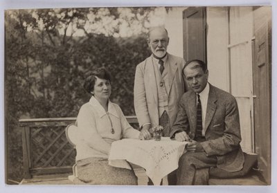 Sigmund Freud y Horace W. y Anjelika Frink, c.1920 (foto en b/n) de Unbekannt