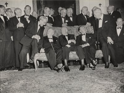 Sir Winston Churchill y Dwight D. Eisenhower en una cena celebrada en Winfield House, la residencia del embajador estadounidense en Londres. de Unbekannter Künstler