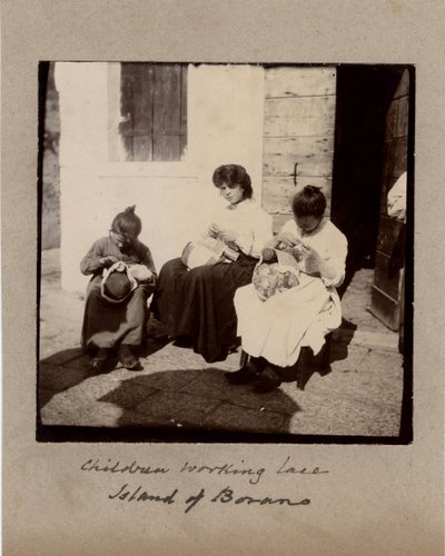 Pequeños oficios: jóvenes trabajando en crochet (bordadoras) en la isla de Burano, Venecia. de Unbekannt