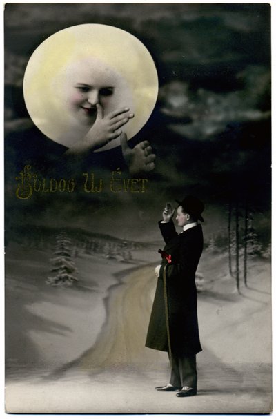 Sociedad. Deseos de Año Nuevo. La luna y un paseante. Tarjeta postal, Hungría, c.1920 (foto b/n) de Unbekannter Künstler