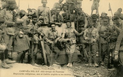 Regulares españoles alrededor de un cañón bereber capturado de Unbekannter Künstler
