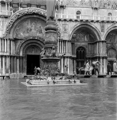 Plaza de San Marcos durante las inundaciones en Venecia (fenómeno de la acqua alta) marea alta en Venecia - años 1960 de Unbekannt